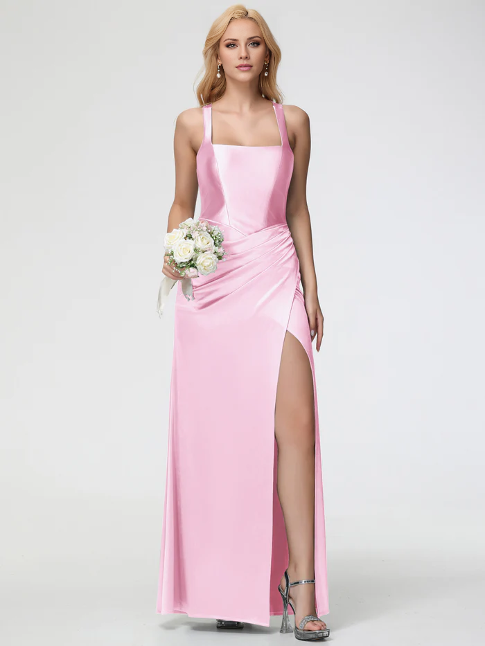 Vestido de fiesta ajustado con pliegues en los hombros y abertura hasta el suelo de Jimiss