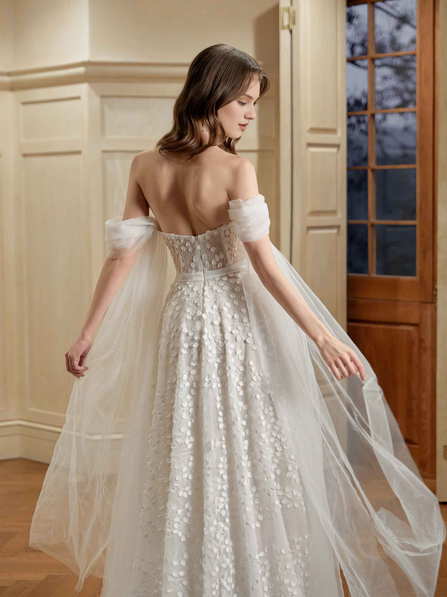 Vestido de novia largo color marfil con escote en forma de A y encaje, escote corazón y hombros descubiertos