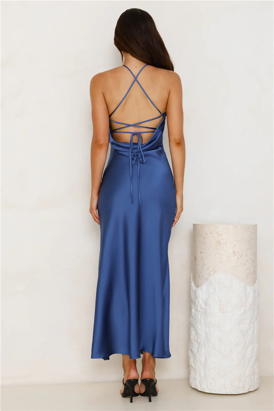 Vestido de fiesta largo de satén con escote halter y espalda descubierta con abertura lateral de Jimiss