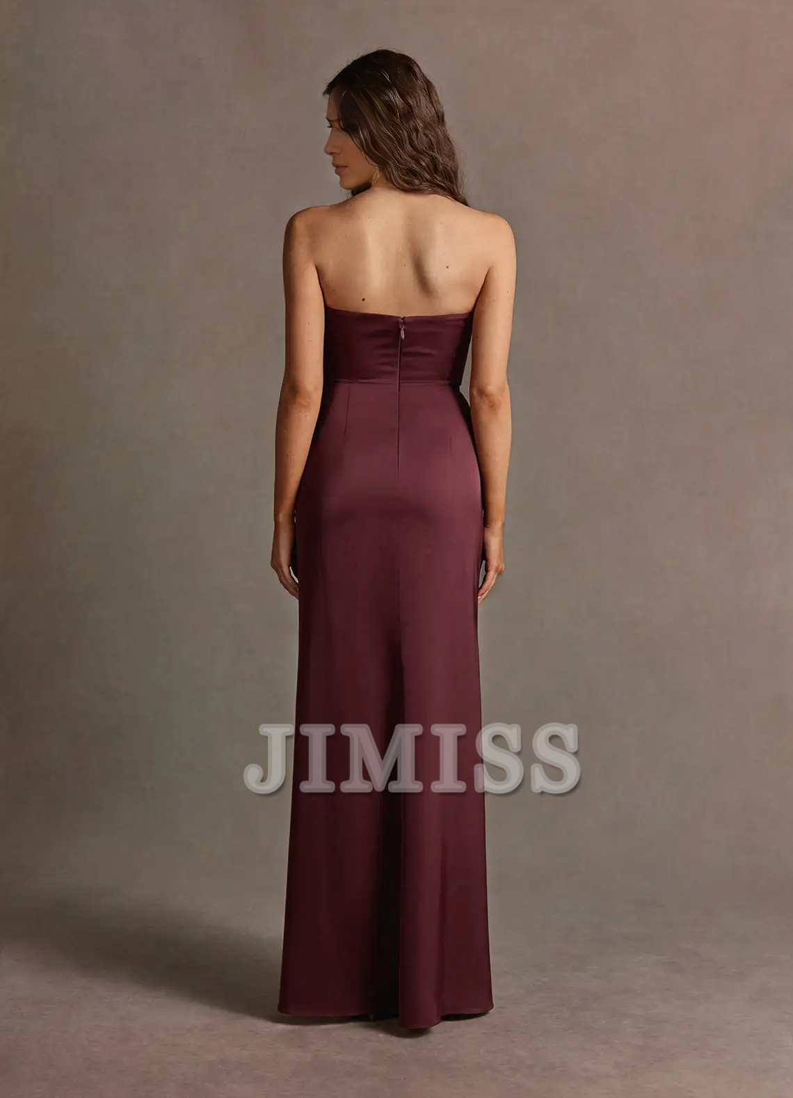 Abito da sera lungo fino al pavimento con schiena a farfalla in raso e spalle scoperte