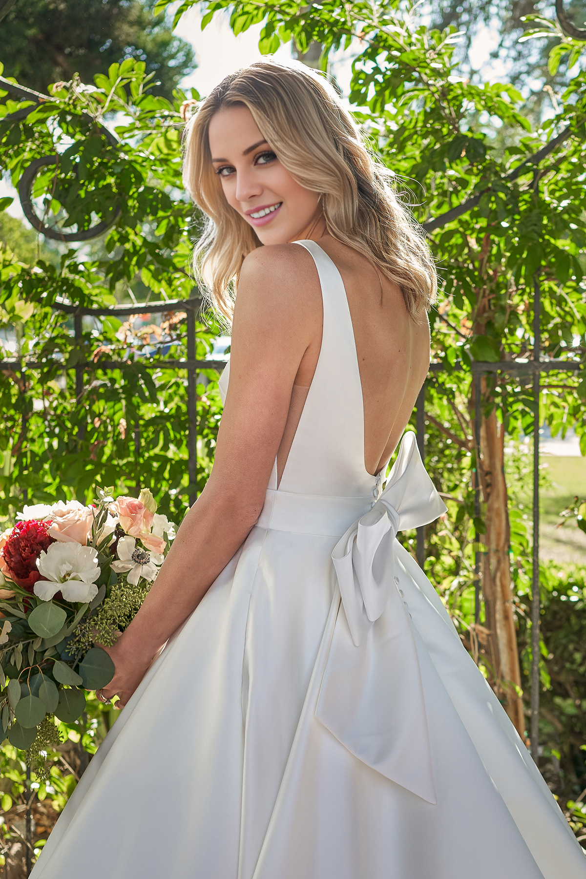 Abito da sposa a trapezio in raso con scollo quadrato, fiocco e lunghezza al pavimento