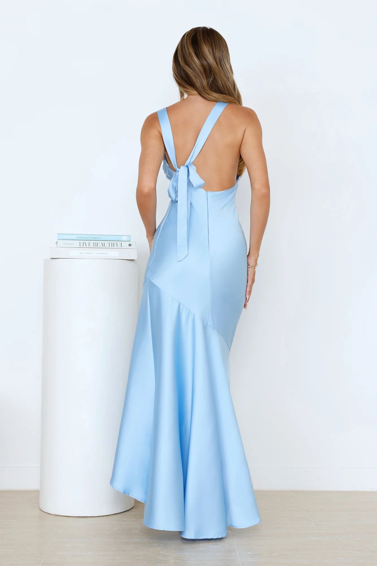 Vestido de fiesta Jimiss de satén con cuello redondo, espalda descubierta y borde con volantes