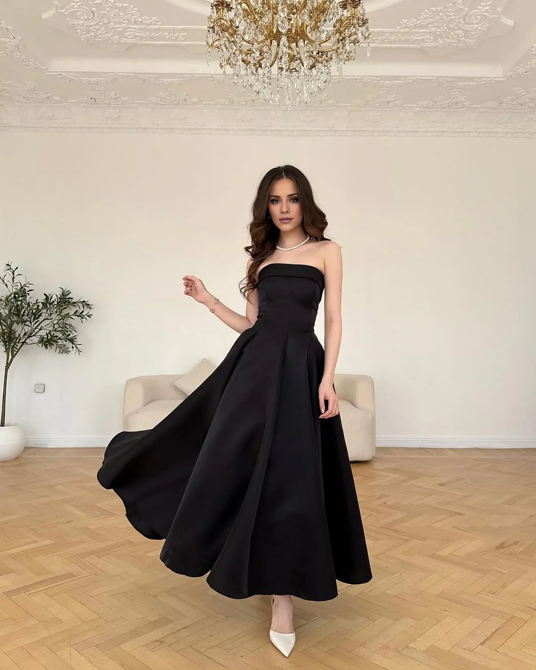 Vestido de fiesta minimalista con hombros descubiertos y corte A de Jimiss