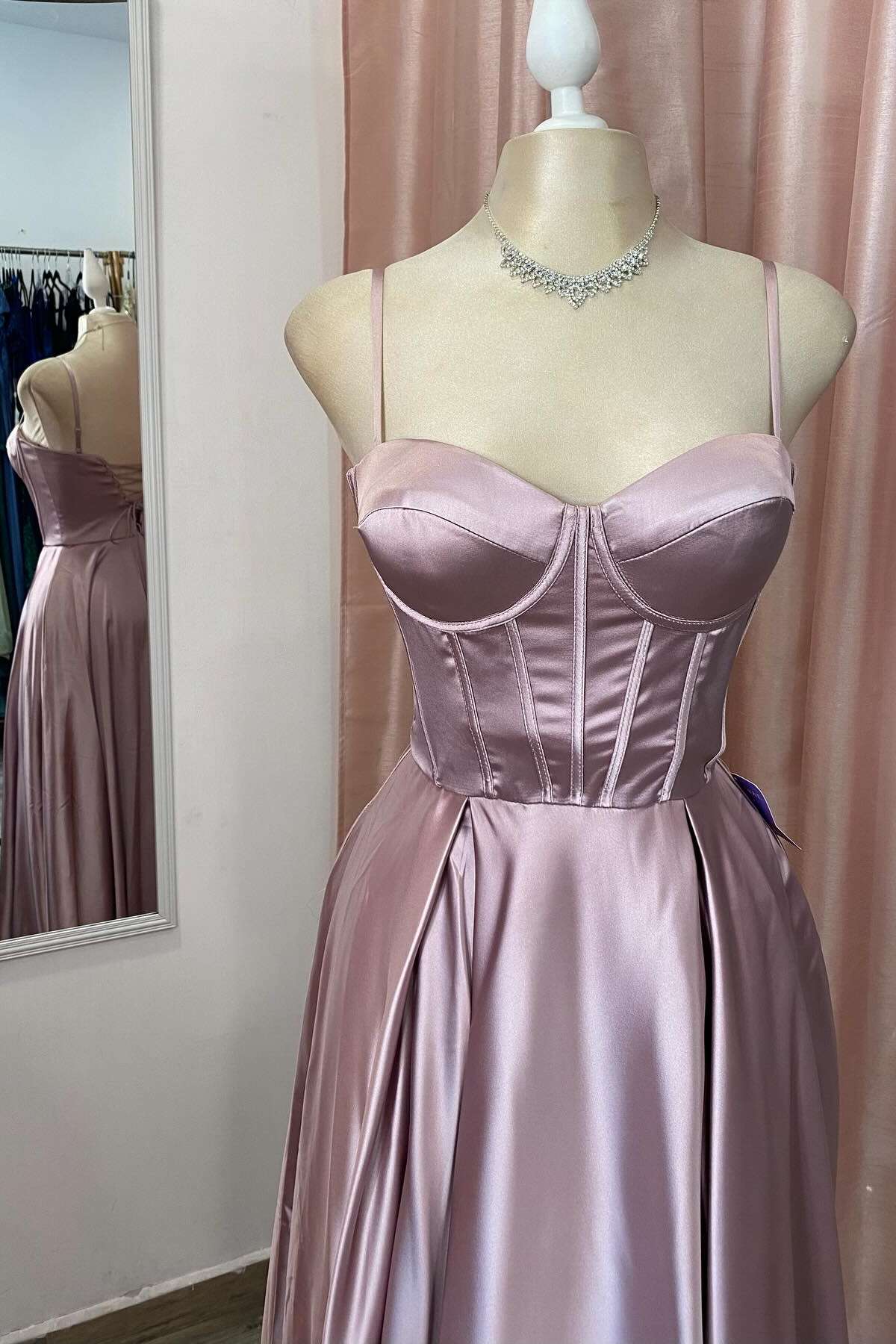 Vestido largo Jimiss de satén azul marino con corte A y abertura en la espalda