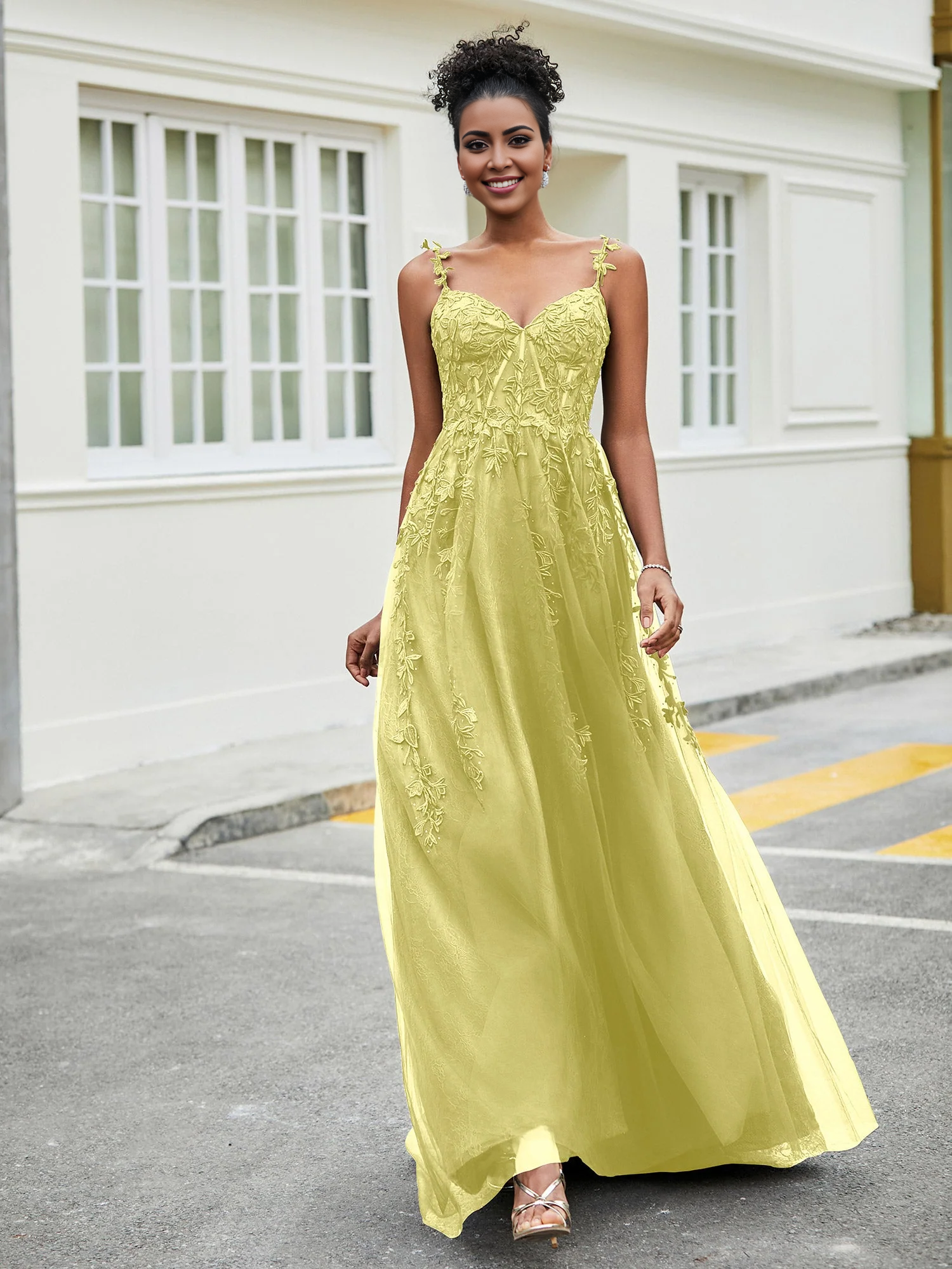 Vestido transparente con falda larga y abertura amplia