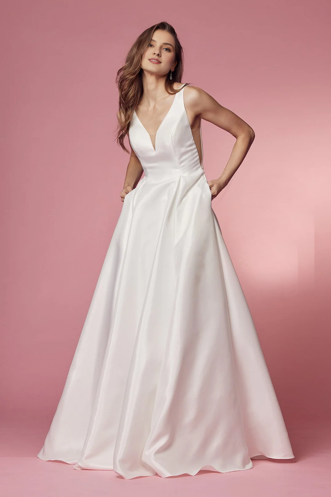 Vestido de novia largo de tafetán blanco con escote en V