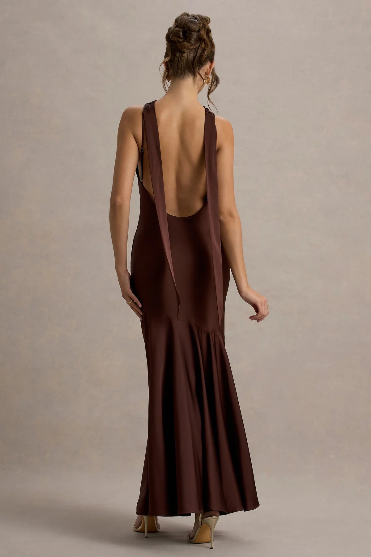 Vestido de noche de satén con cuello alto, espalda descubierta y largo hasta el suelo - vestido jimiss