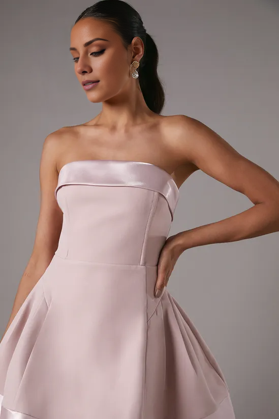 Vestido de fiesta corto Jimiss con corte A, cuello descubierto, sin mangas y espalda descubierta