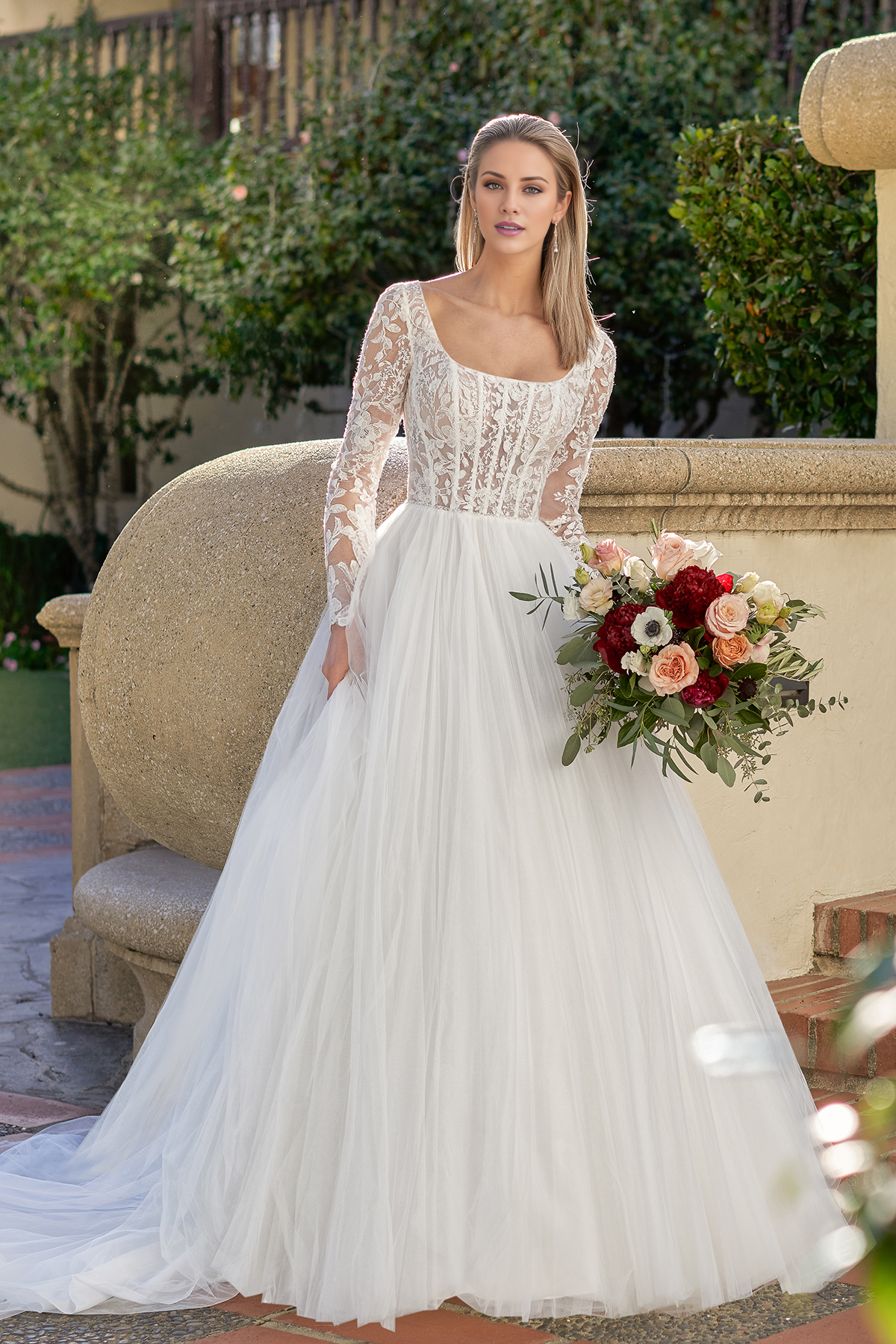 Abito da sposa a trapezio con scollo quadrato, in chiffon ricamato e pizzo, lungo fino al pavimento