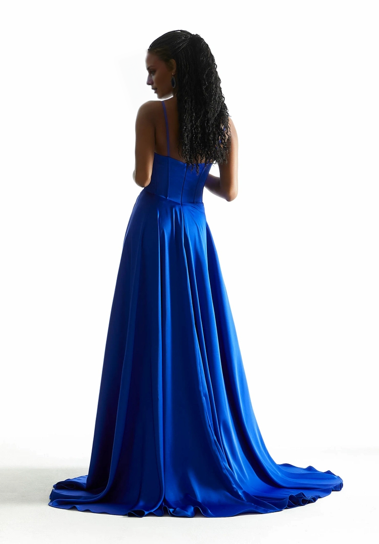 Vestido de noche largo hasta el suelo con cuello de satén y corte en A