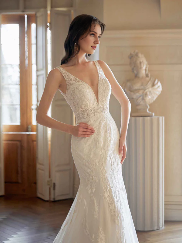 Sexy abito da sposa in pizzo lunghissimo con scollo a V e schiena scoperta a coda di pesce