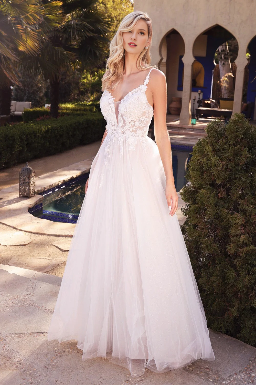 Vestido de novia largo de gasa color blanco roto con calcomanía de flores