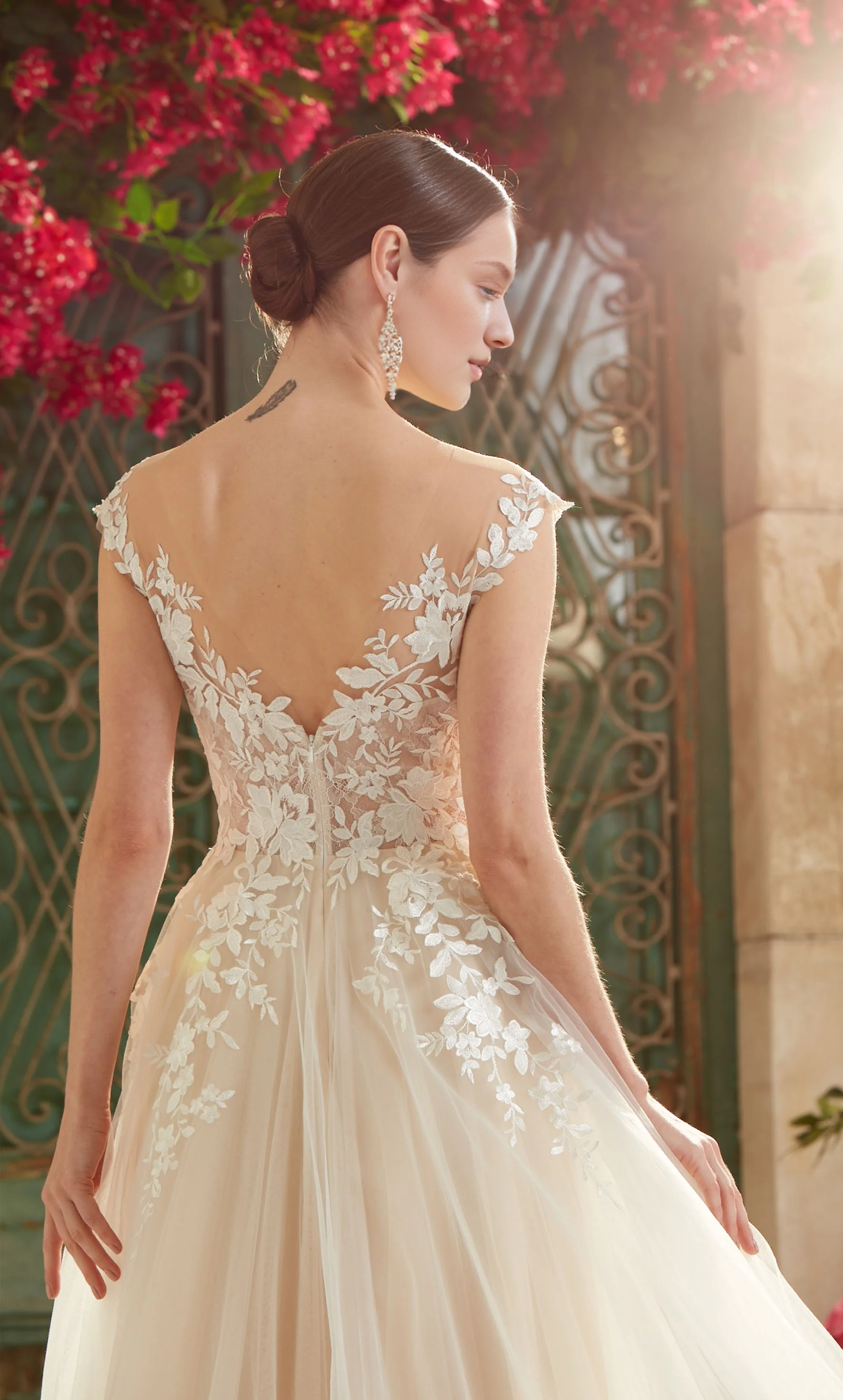 Vestido de novia de gasa fina con escote en V profundo, ilusión en forma de V, corsé ajustado con decoración de cuentas