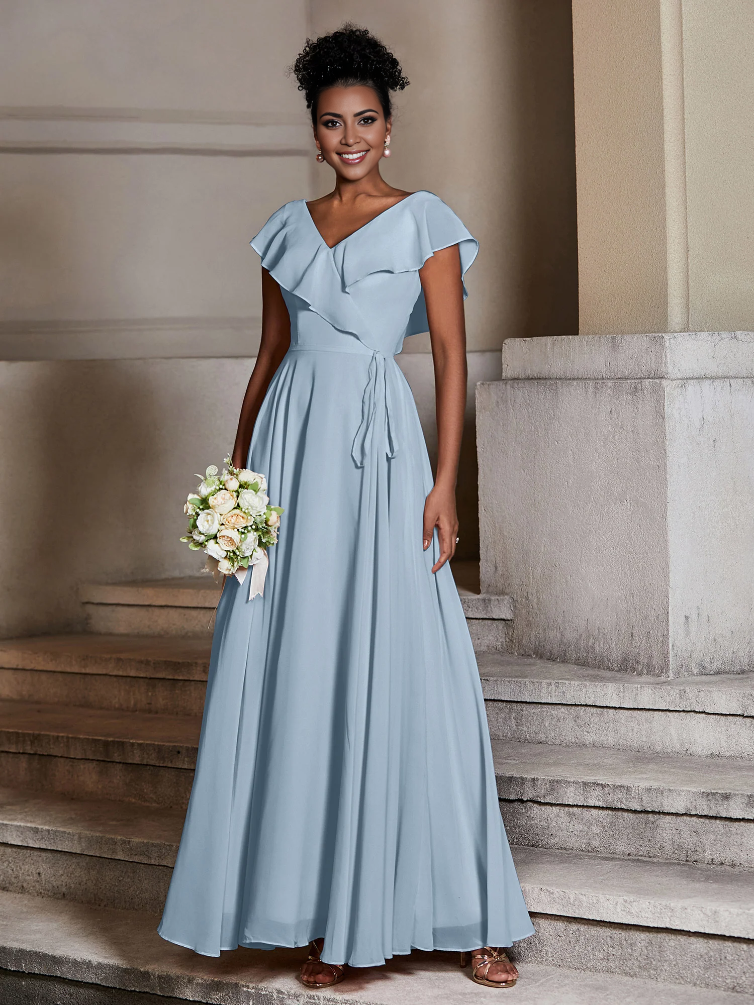 Vestido de gasa con capucha y cuello en V