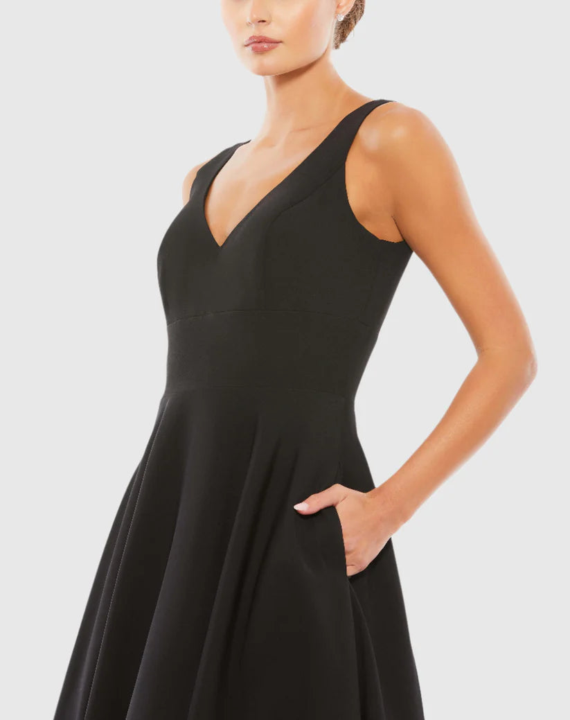 Vestido de noche negro sin mangas, largo hasta el suelo, con escote en V y corte A