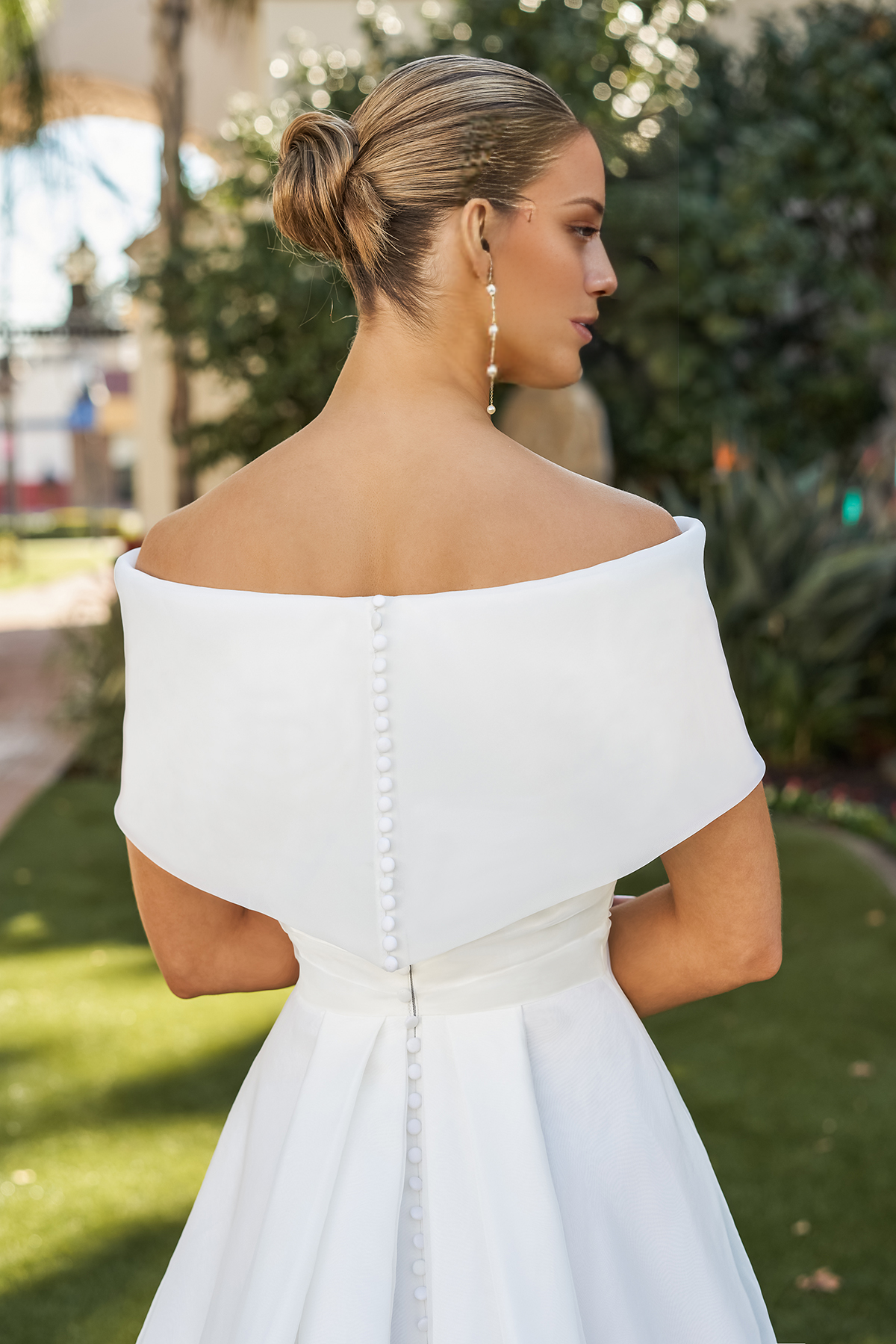Abito da sposa a trapezio con scollo a spalle scoperte, spacco laterale e lunghezza al pavimento
