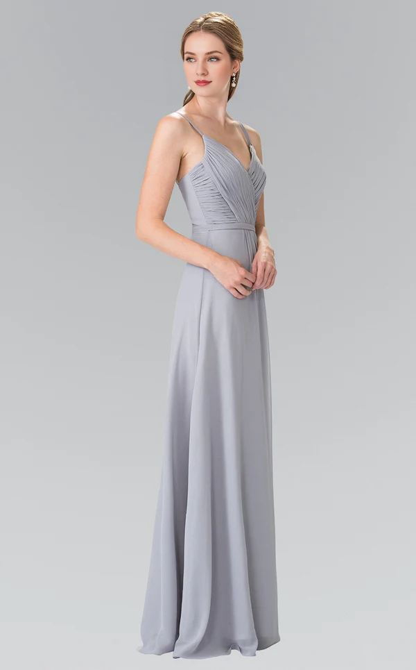 Abito da ballo a trapezio con scollo a V, pieghe e lunghezza al pavimento