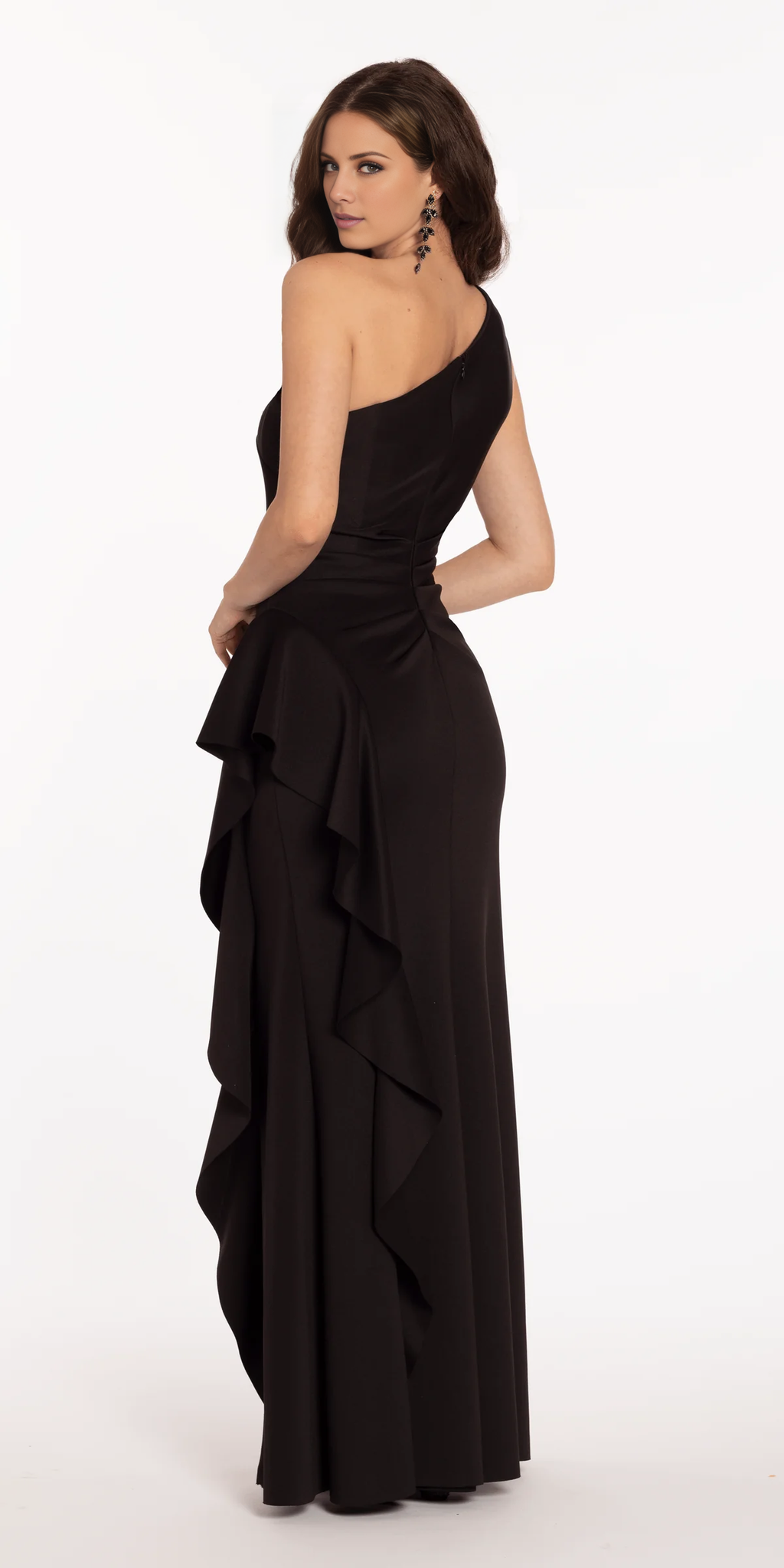 Vestido de fiesta largo hasta el suelo con corsé ajustado con cuello asimétrico y bordes con volantes de Jimiss 