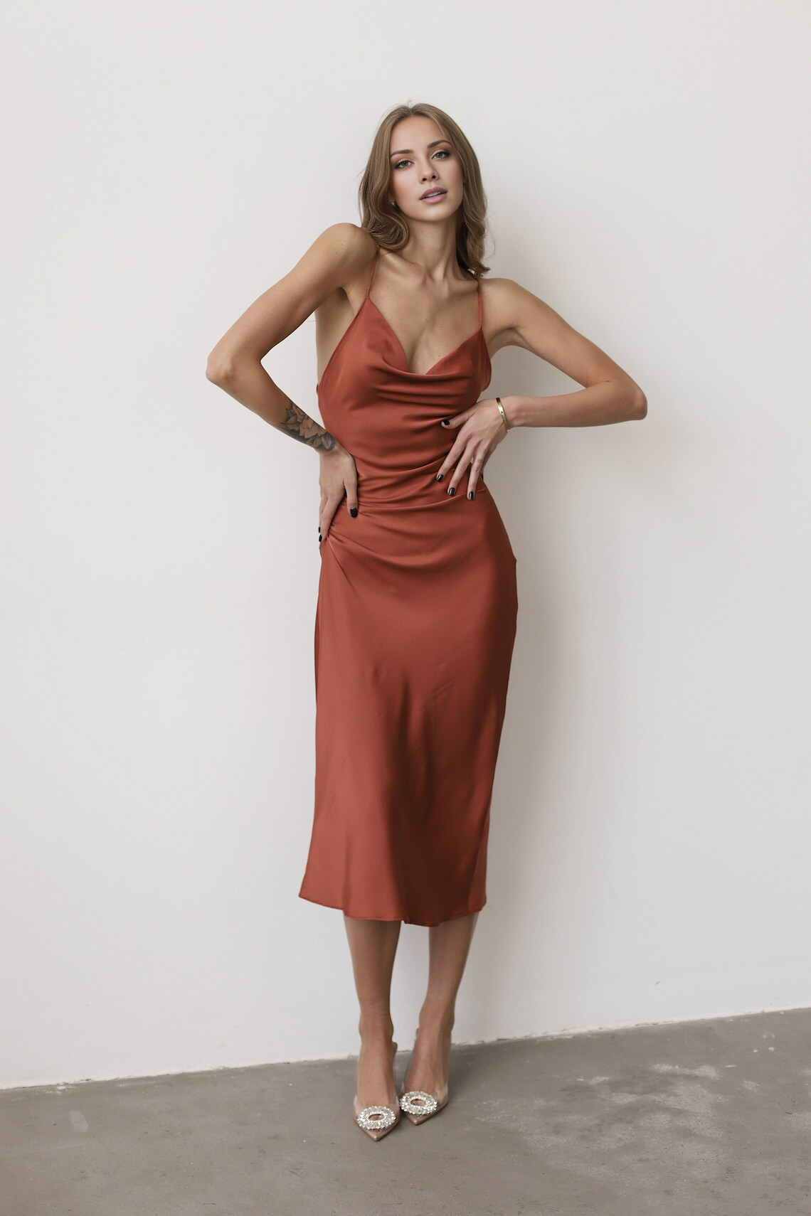 Vestido de noche largo Jimiss con escote en V, abertura lateral y tirantes finos 