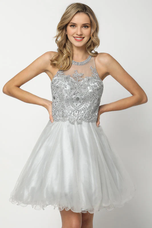 Vestido corto de cuello colgante con ilusión y apliques de encaje