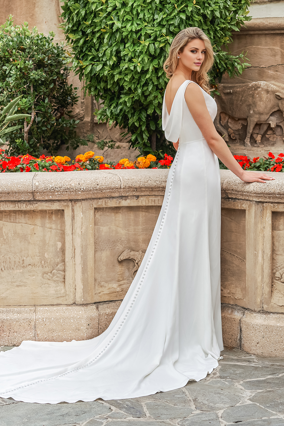 Vestido de novia largo hasta el suelo con capucha y escote en V con ajuste de satén.