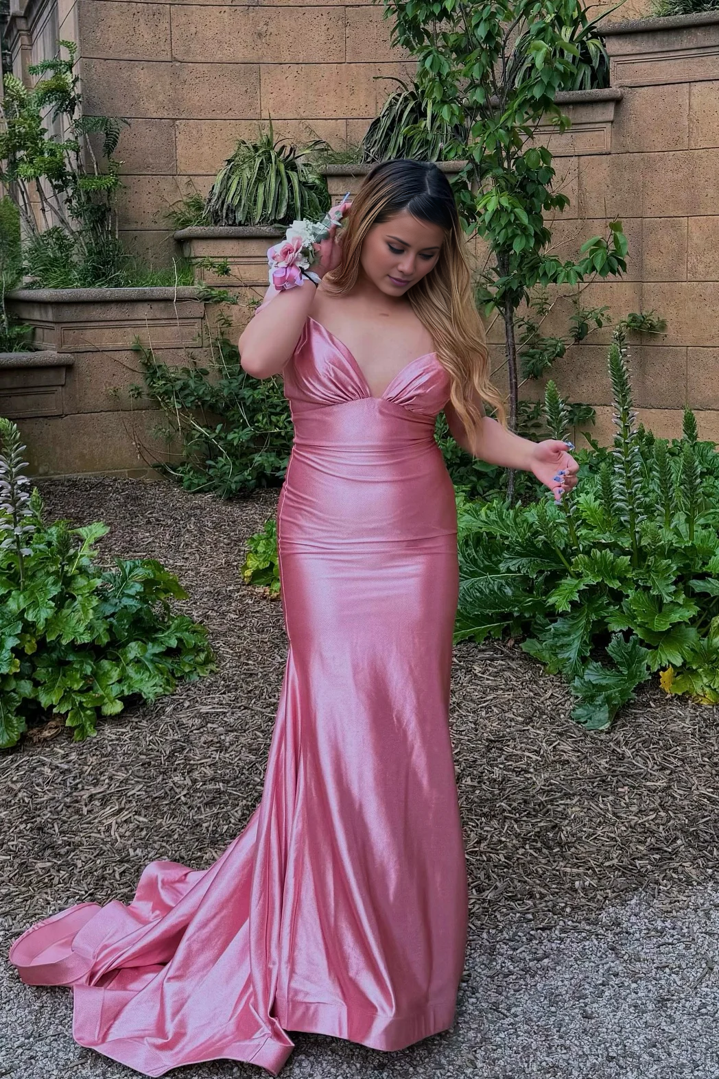 Vestido largo de satén sirena plisado rosa con escote en V de Jimiss