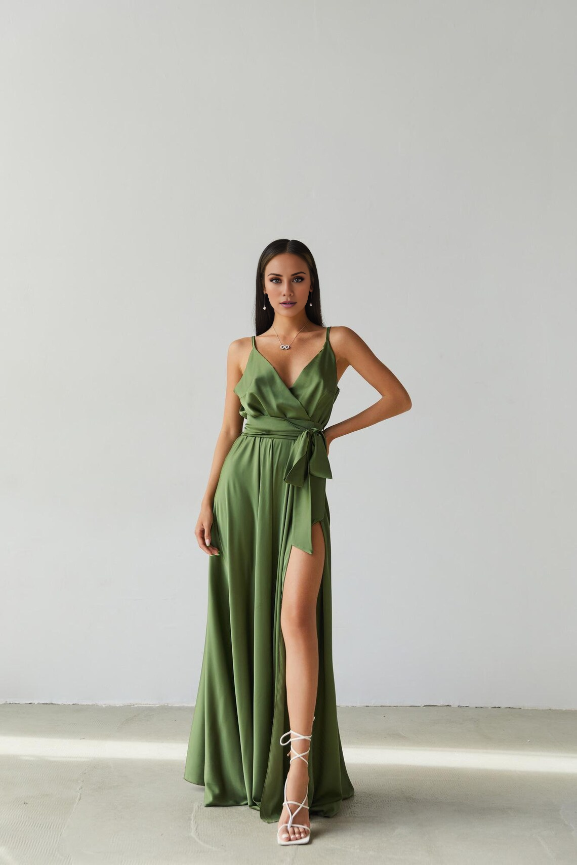 Vestido de fiesta Jimiss con escote en V, tirantes finos, abertura lateral y largo hasta el suelo 
