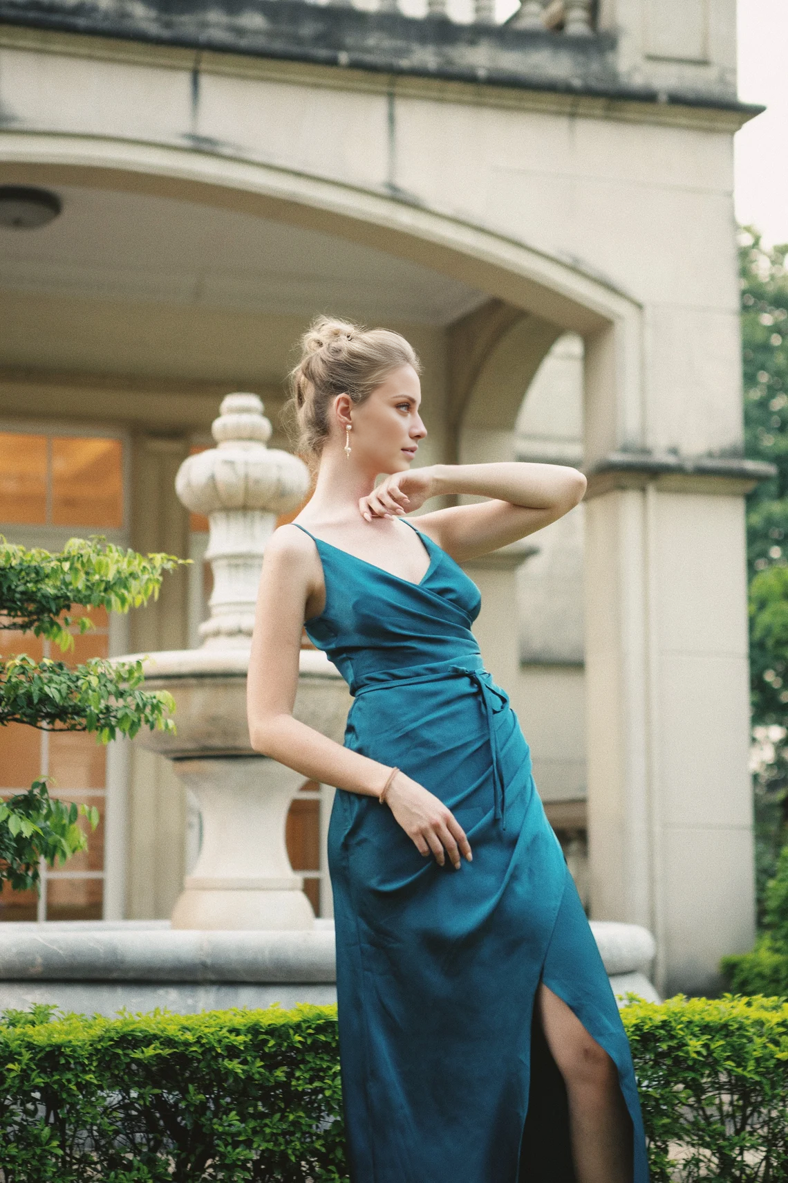 Vestido de fiesta largo con escote en V, abertura lateral y tirantes finos de Jimiss 