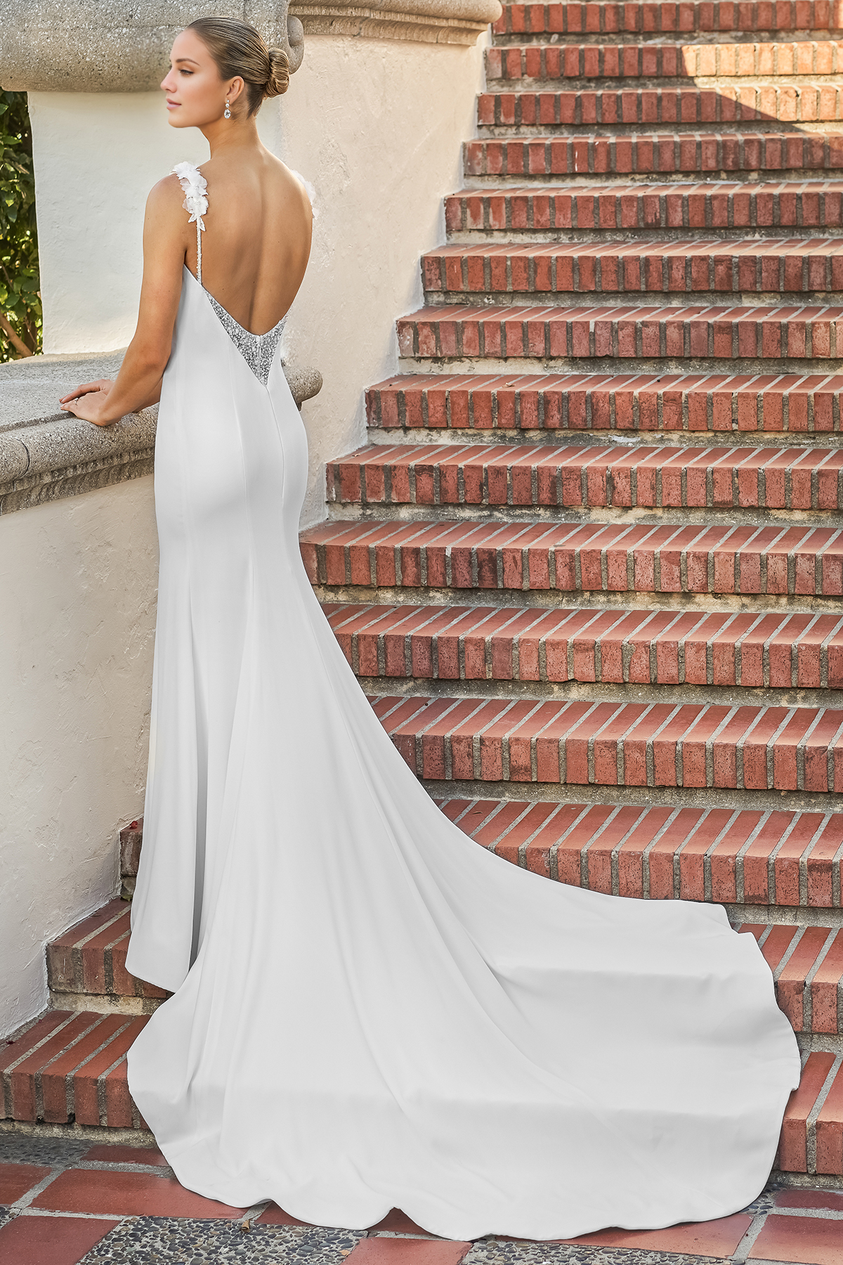 Vestido de novia largo hasta el suelo con encaje bordado y tirantes finos con cuello barco