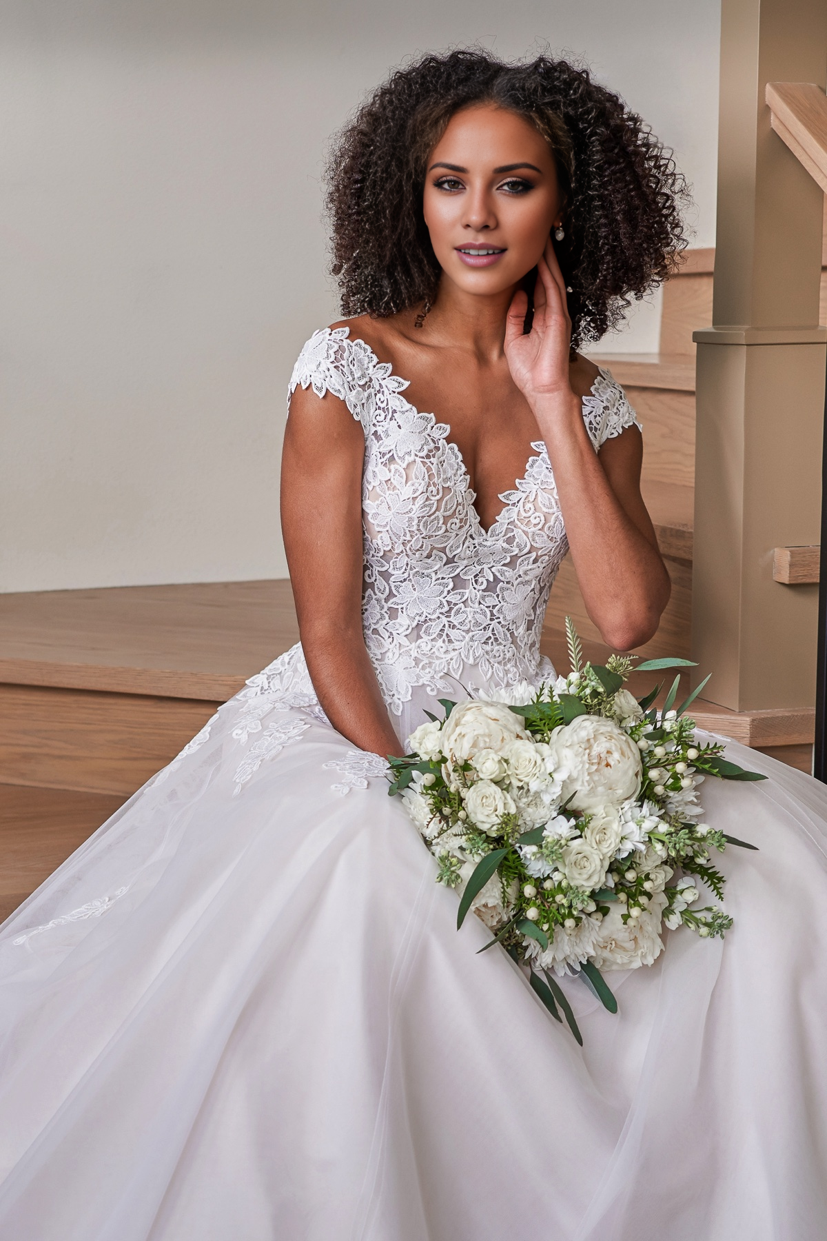 Abito da sposa lungo fino al pavimento, con scollo a V e spalle scoperte, trasparente