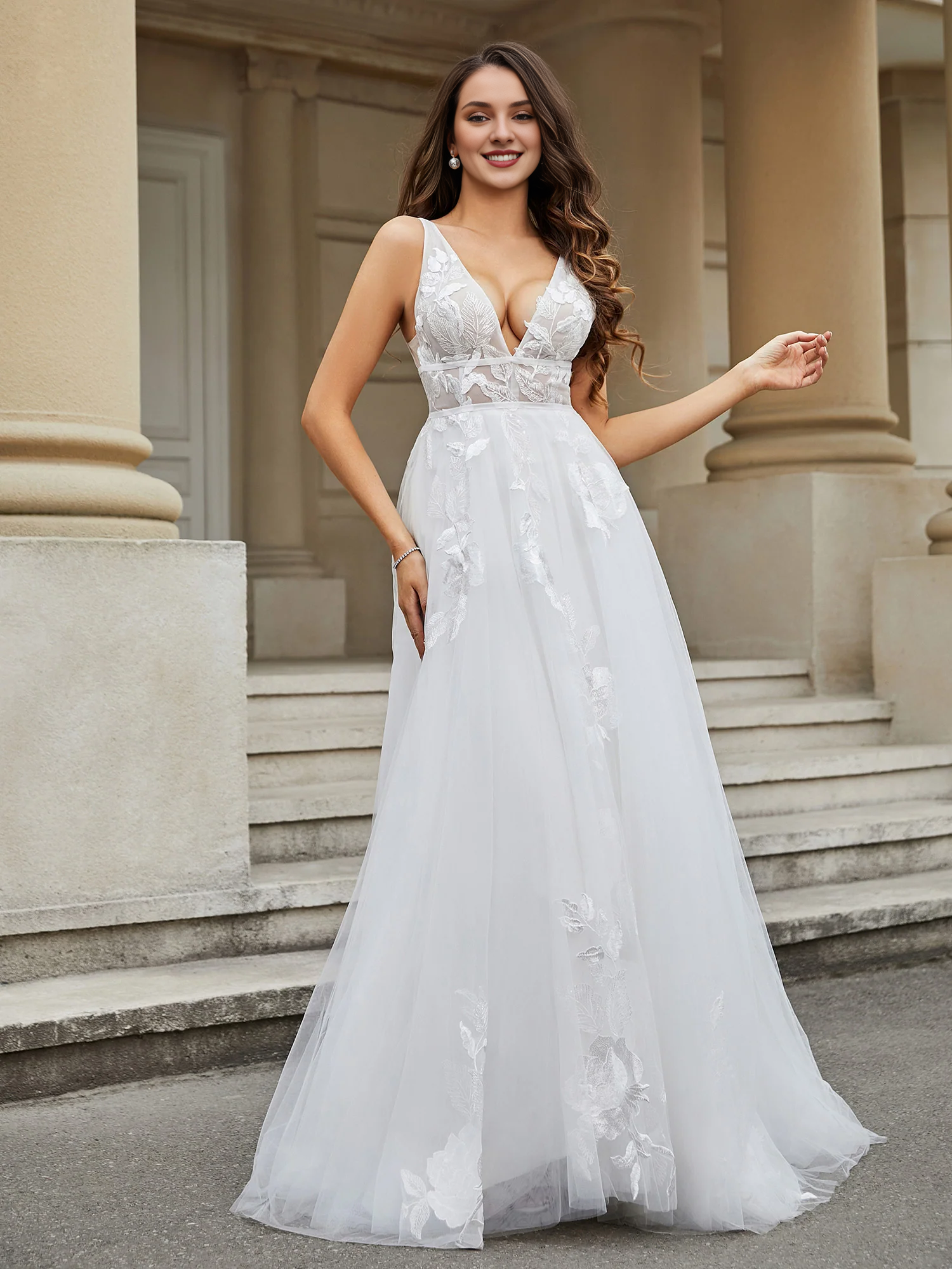 Vestido de novia de gasa con apliques de encaje y escote en V