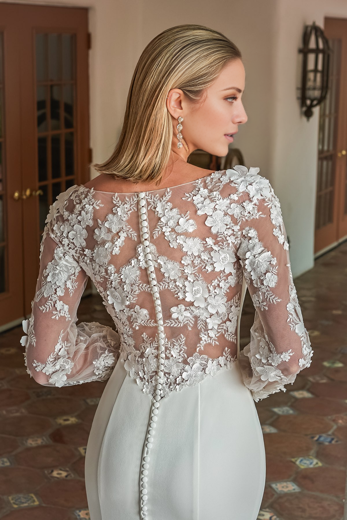 Vestido de novia largo hasta el suelo con encaje floral bordado en 3D y escote en V profundo