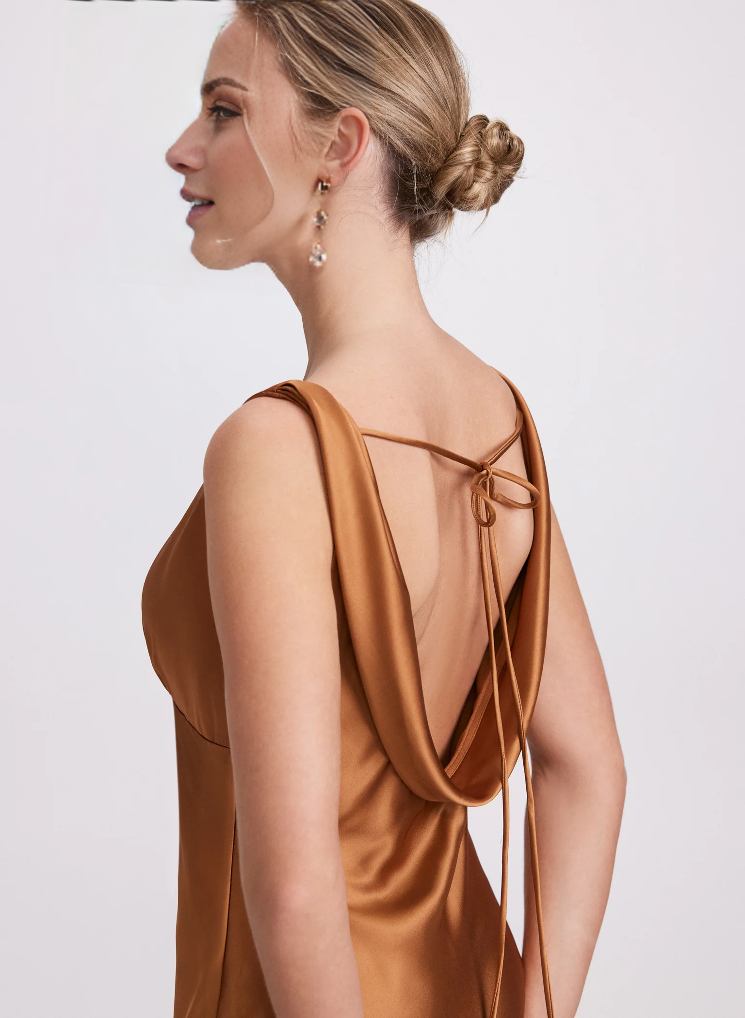 Vestido de fiesta largo de satén sin espalda, sin mangas y con escote en V de Jimiss