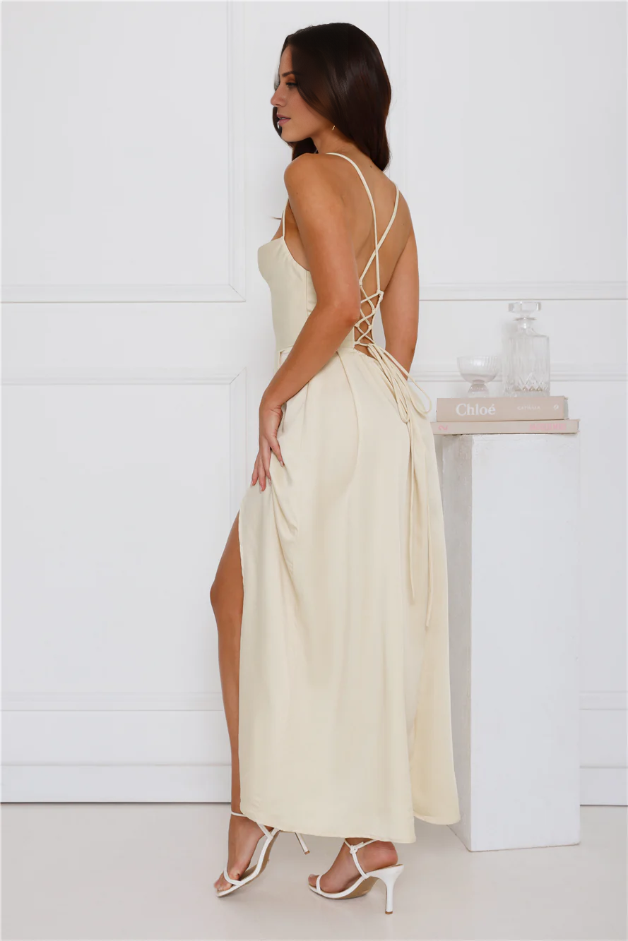Vestido de fiesta largo de satén con escote asimétrico y espalda descubierta con tirantes y abertura lateral de Jimiss