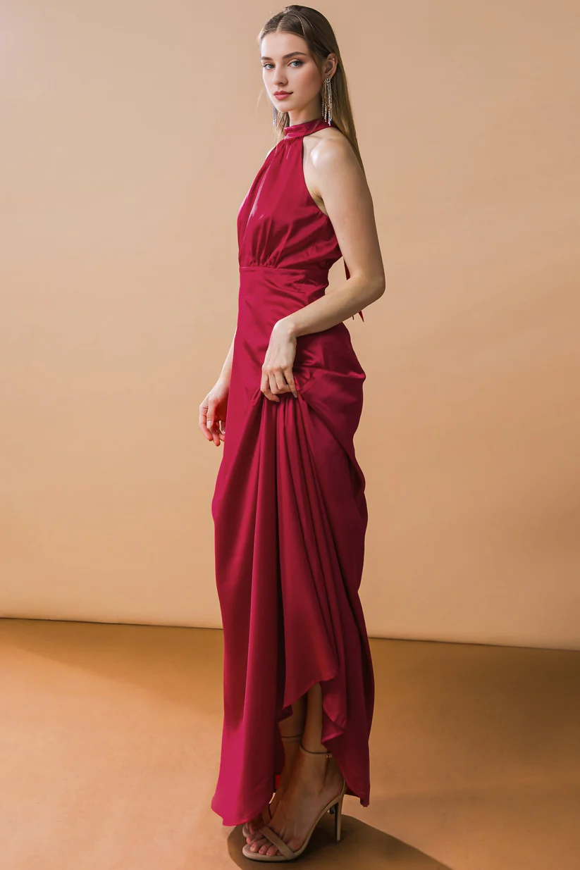 Vestido con cuello colgante en forma de A y espalda expuesta con cordones