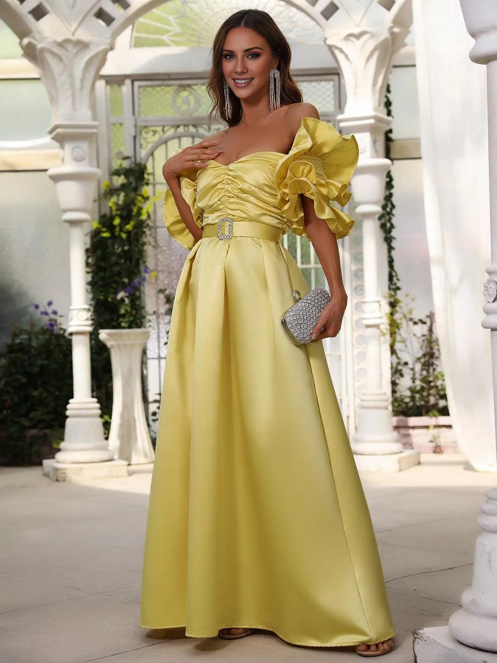 Abito formale a trapezio in raso plissettato e volant, lungo fino al pavimento