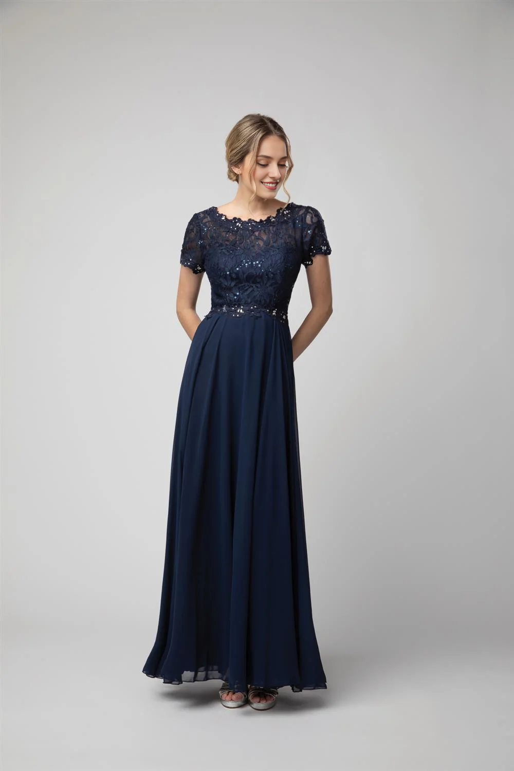 Abito lungo in chiffon a maniche corte con corsetto stretto in pizzo a trapezio