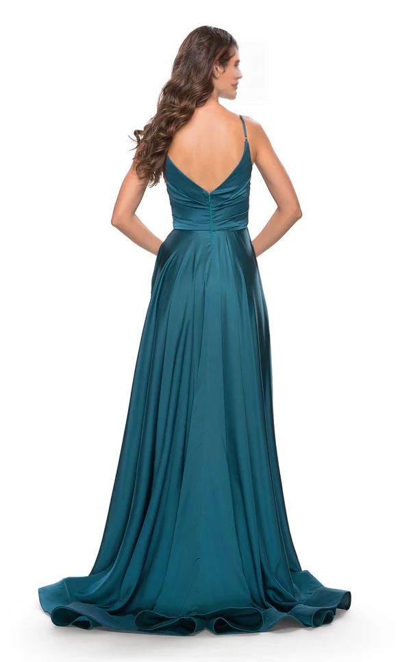 Vestido de noche largo hasta el suelo con escote en V, tirantes finos, abertura lateral en la espalda expuesta y corte en A