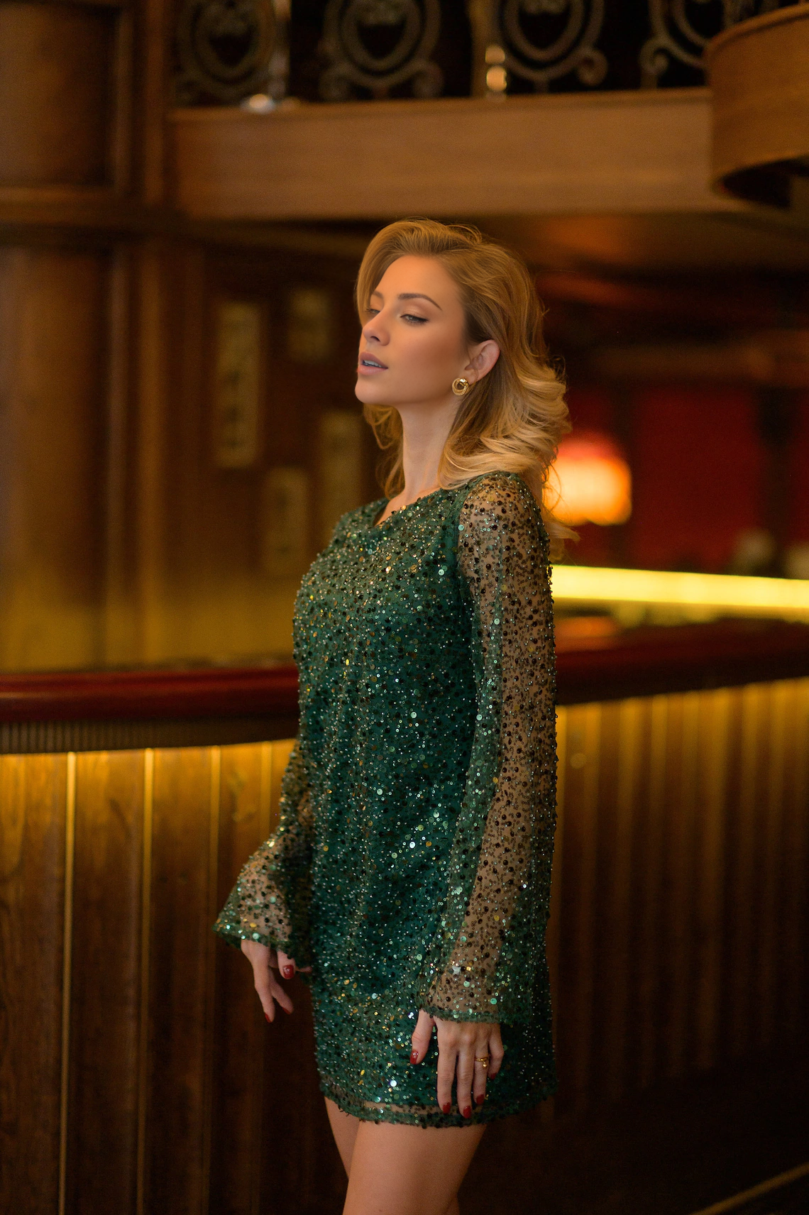 Vestido de fiesta corto con cuello redondo, manga larga, lentejuelas y espalda descubierta de Jimiss