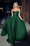 Vestido de satén largo sin tirantes, plisado y con abertura en la cintura, con falda en forma de A