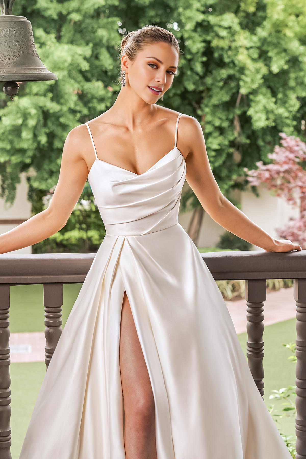 Abito da sposa asimmetrico in raso a trapezio con spacchi laterali e lunghezza al pavimento