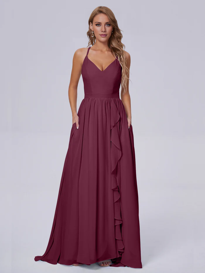 Elegante vestido de dama de honor de gasa con tirantes al hombro y largo hasta el suelo.