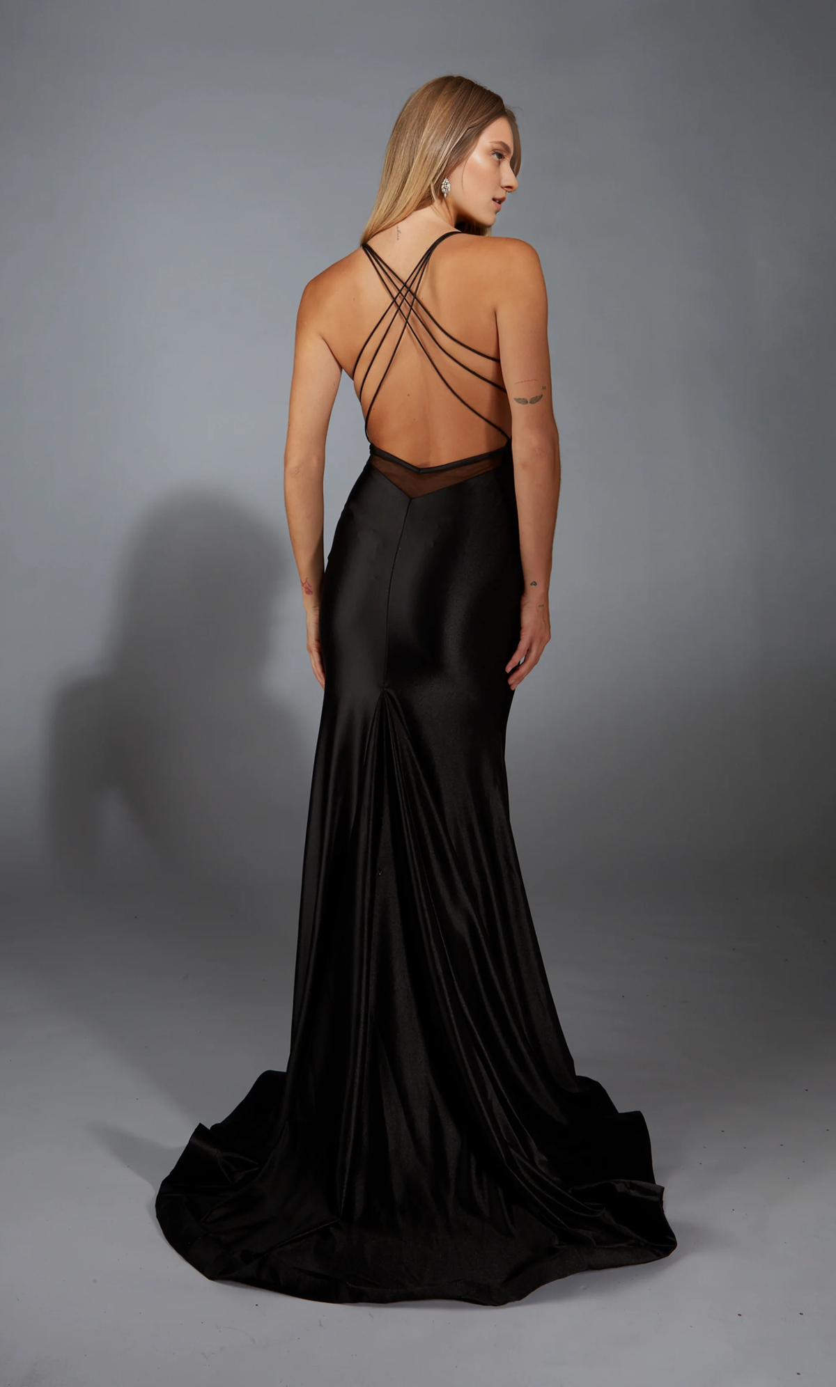 Vestido de noche de satén con escote en V, corte entallado, corte trompeta, espalda descubierta, largo y formal.