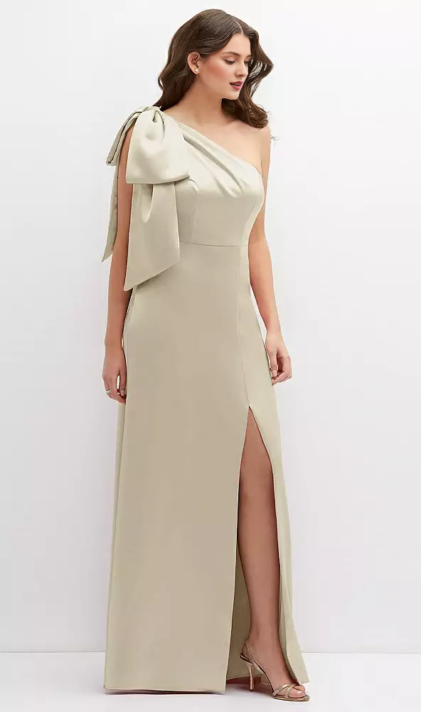 Vestido de fiesta largo de satén con un solo hombro y lazo extragrande en los hombros