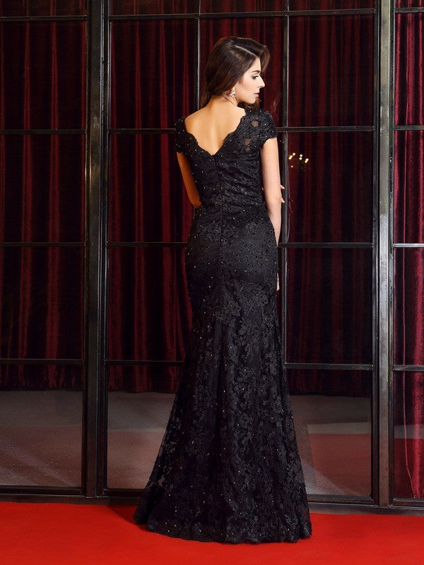 Vestidos largos de encaje con mangas cortas y apliques de escote en V y corte trompeta/sirena