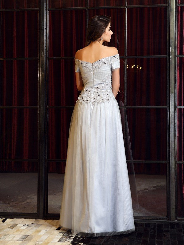 Vestidos largos de red sin mangas con hombros descubiertos y cuentas de corte A/princesa