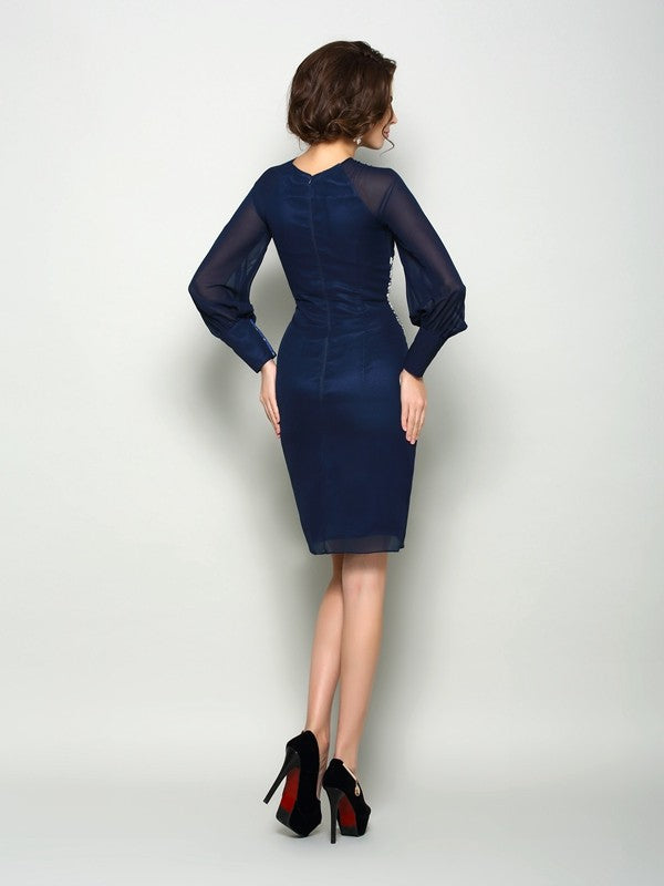 Abiti da sposa corti in chiffon con maniche lunghe e collo alto, perline e tubino