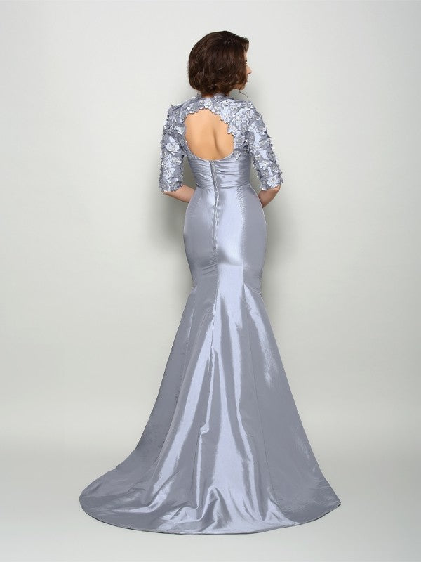 Abiti da sposa lunghi in taffetà con maniche a 1/2, scollo a tromba/sirena, applicazioni a cuore