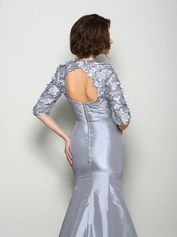 Abiti da sposa lunghi in taffetà con maniche a 1/2, scollo a tromba/sirena, applicazioni a cuore