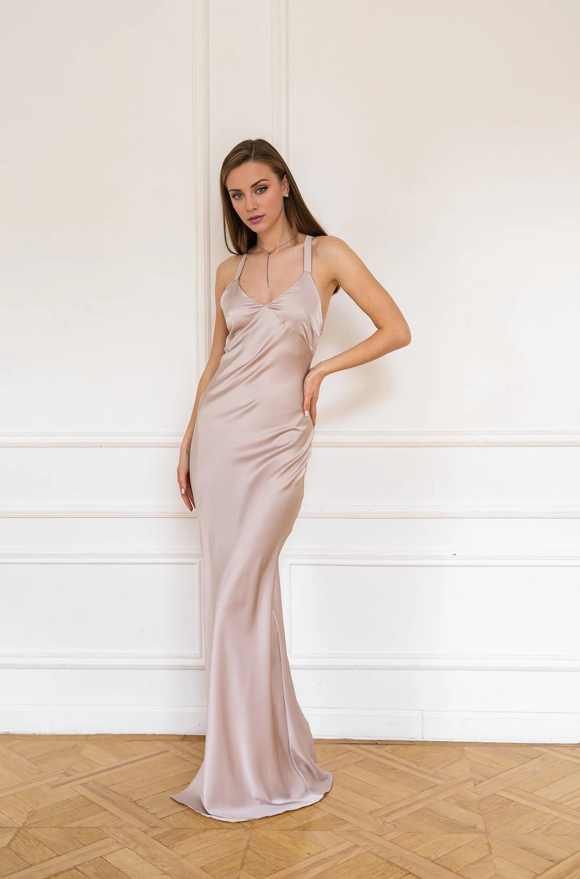 Vestido de fiesta Jimiss con escote en V, tirantes finos, abertura lateral y largo hasta el suelo 